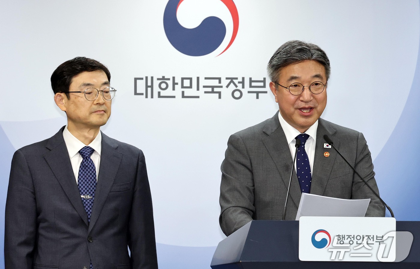 (서울=뉴스1) 이종덕 기자 = 윤호중 행정안전부장관이 13일 서울 종로구 정부서울청사에서 '2차 중앙행정기관 이전 계획' 브리핑을 하고 있다. 정부는 세종 중심 국정운영 강화를 …