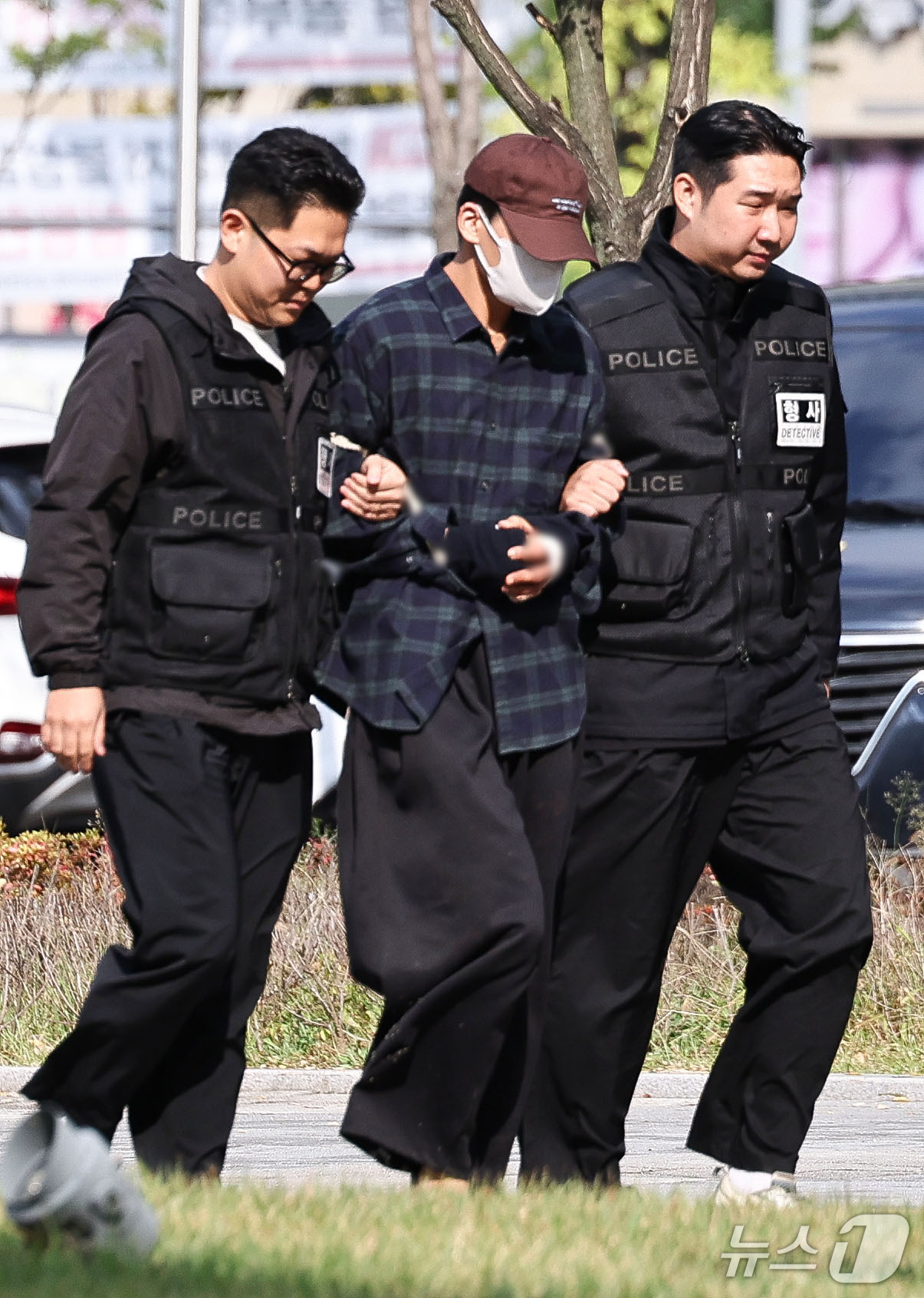 (서울=뉴스1) 이종수 기자 = 장모를 살해하고 아내를 납치한 혐의를 받는 20대 남성 A씨가 13일 오후 서울동부지방법원에서 열리는 구속 전 피의자 심문(영장실질심사)에 출석하고 …