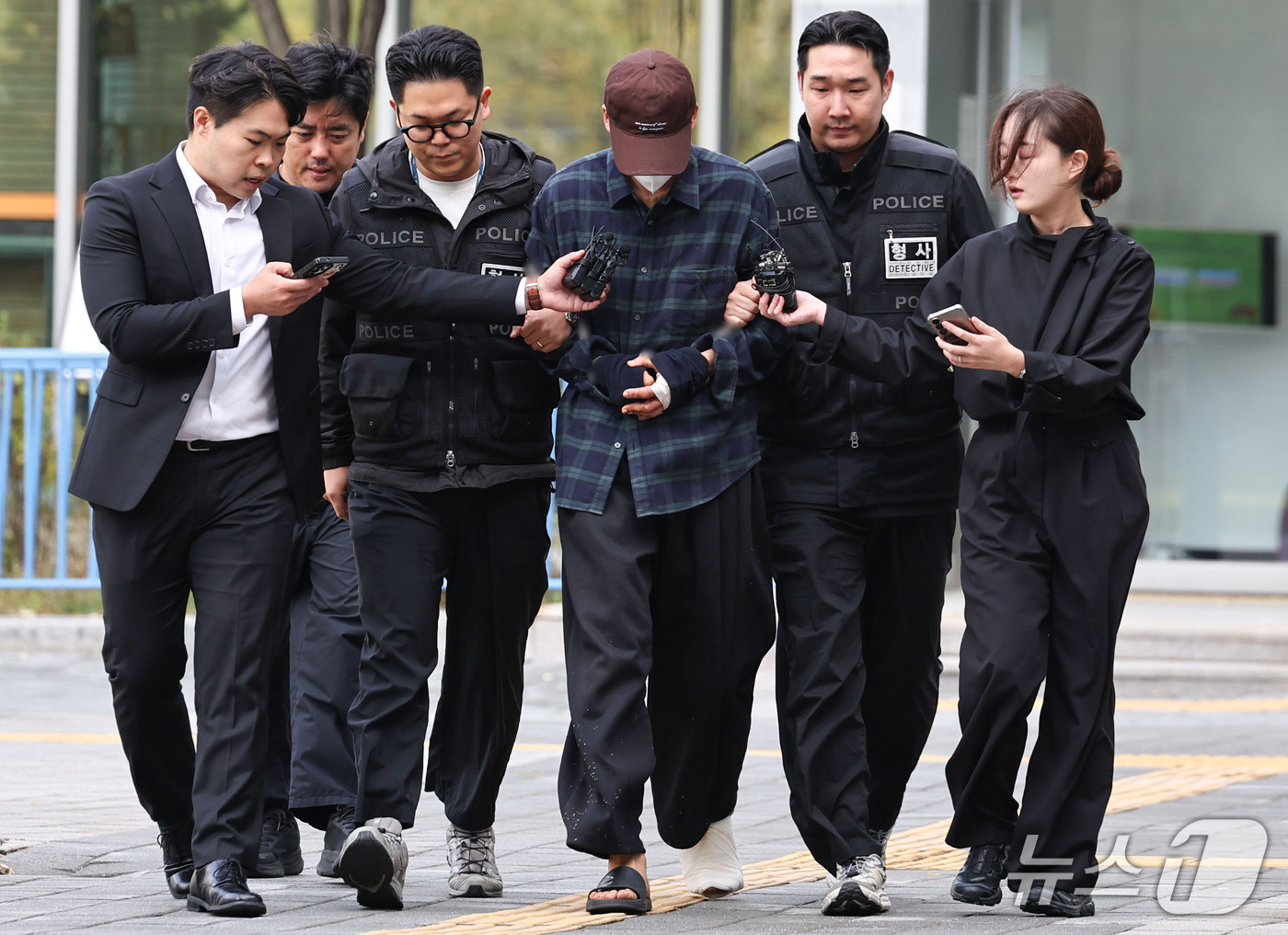 (서울=뉴스1) 이종수 기자 = 장모를 살해하고 아내를 납치한 혐의를 받는 20대 남성 A씨가 13일 오후 서울동부지방법원에서 열리는 구속 전 피의자 심문(영장실질심사)에 출석하고 …