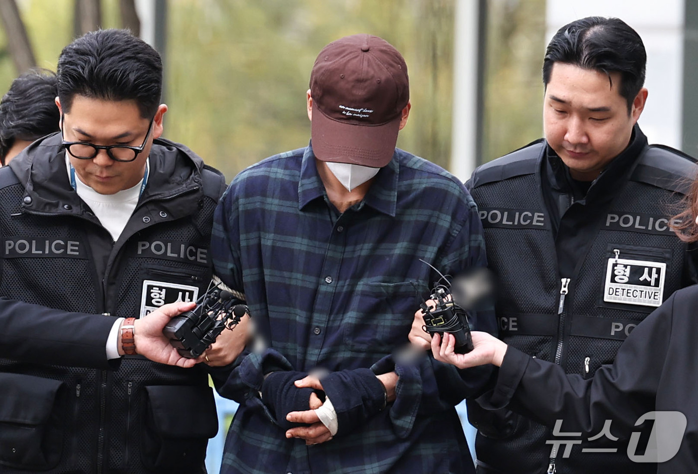 (서울=뉴스1) 이종수 기자 = 장모를 살해하고 아내를 납치한 혐의를 받는 20대 남성 A씨가 13일 오후 서울동부지방법원에서 열리는 구속 전 피의자 심문(영장실질심사)에 출석하고 …
