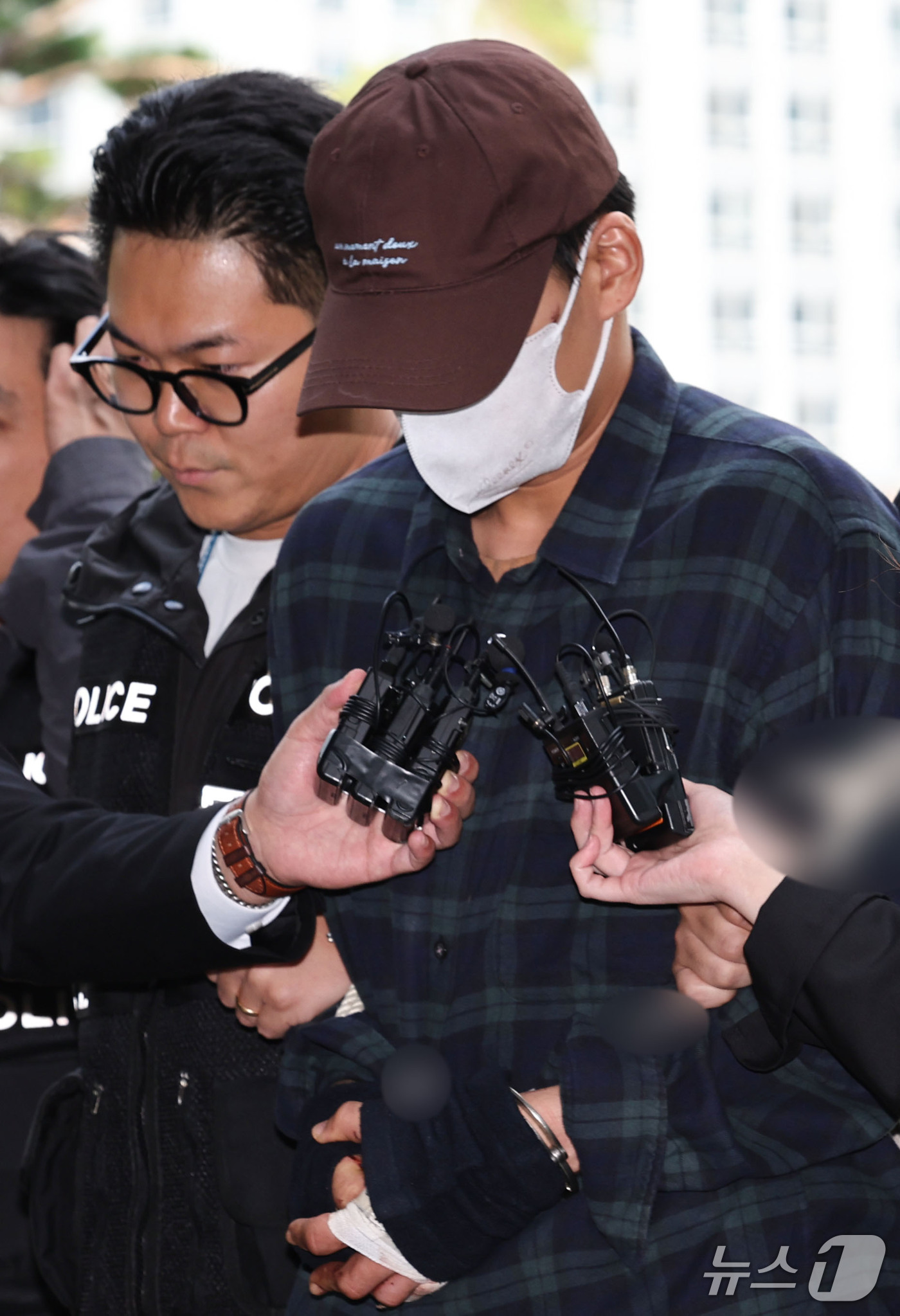 (서울=뉴스1) 이종수 기자 = 장모를 살해하고 아내를 납치한 혐의를 받는 20대 남성 A씨가 13일 오후 서울동부지방법원에서 열리는 구속 전 피의자 심문(영장실질심사)에 출석하고 …