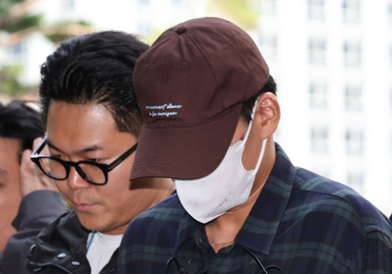 영장심사 출석하는 '장모 살해·아내 납치' 20대 남성