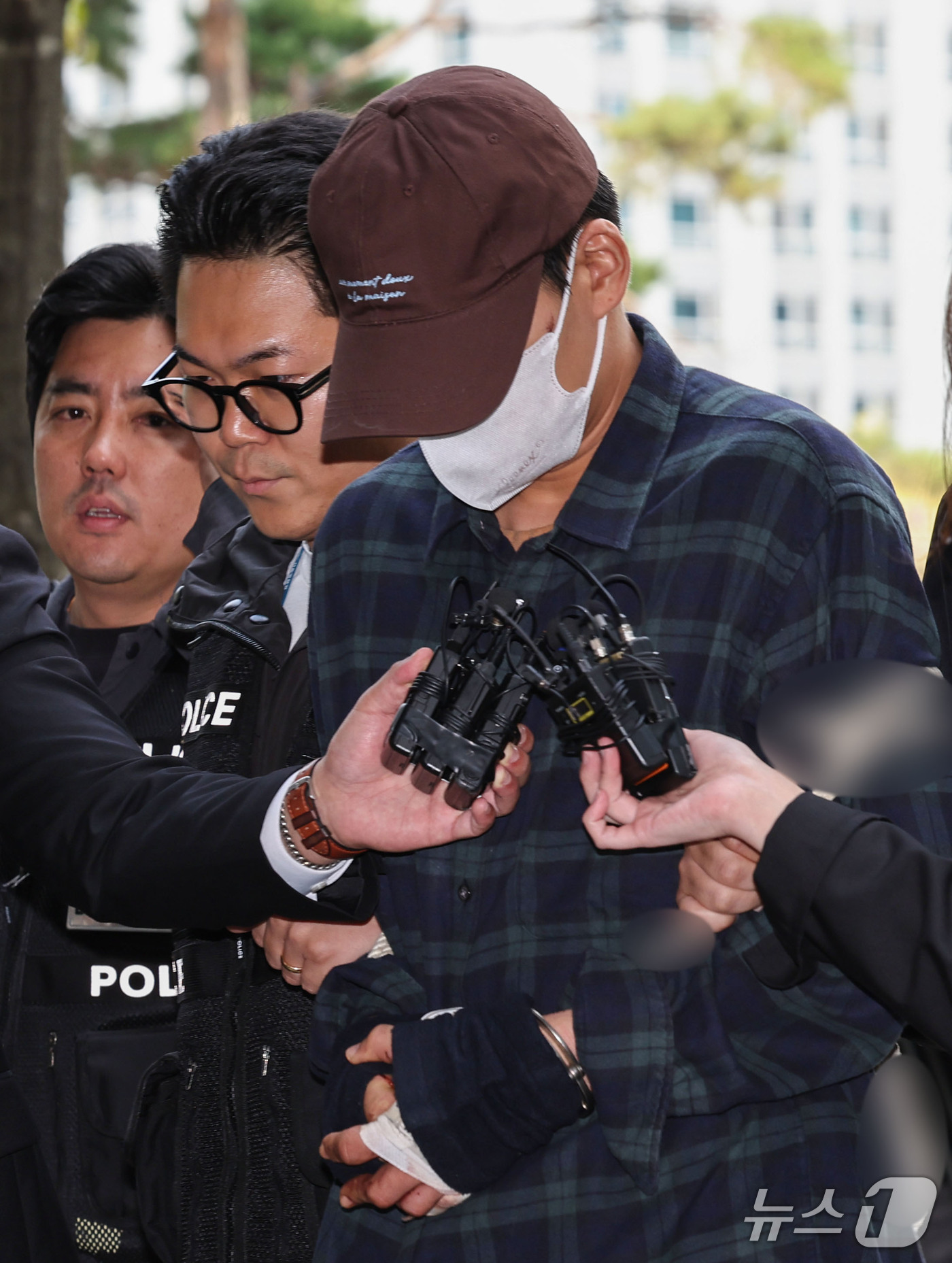 (서울=뉴스1) 이종수 기자 = 장모를 살해하고 아내를 납치한 혐의를 받는 20대 남성 A씨가 13일 오후 서울동부지방법원에서 열리는 구속 전 피의자 심문(영장실질심사)에 출석하고 …