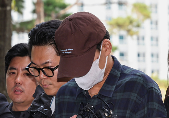 영장심사 출석하는 '장모 살해·아내 납치' 20대 남성