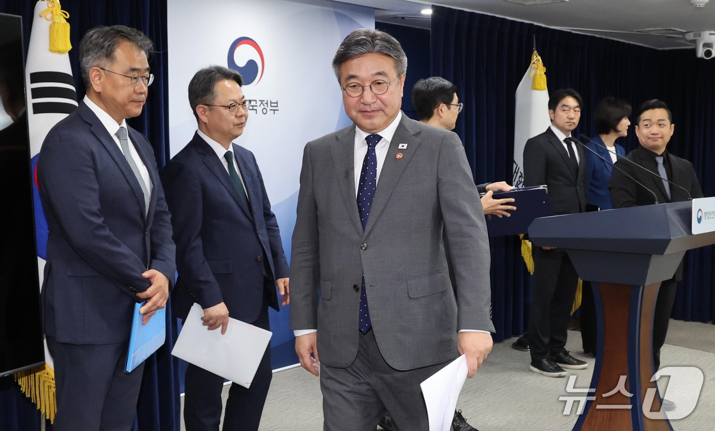 (서울=뉴스1) 이종덕 기자 = 윤호중 행정안전부장관이 13일 서울 종로구 정부서울청사에서 '2차 중앙행정기관 이전 계획' 브리핑을 마친 후 이동하고 있다. 정부는 세종 중심 국정 …