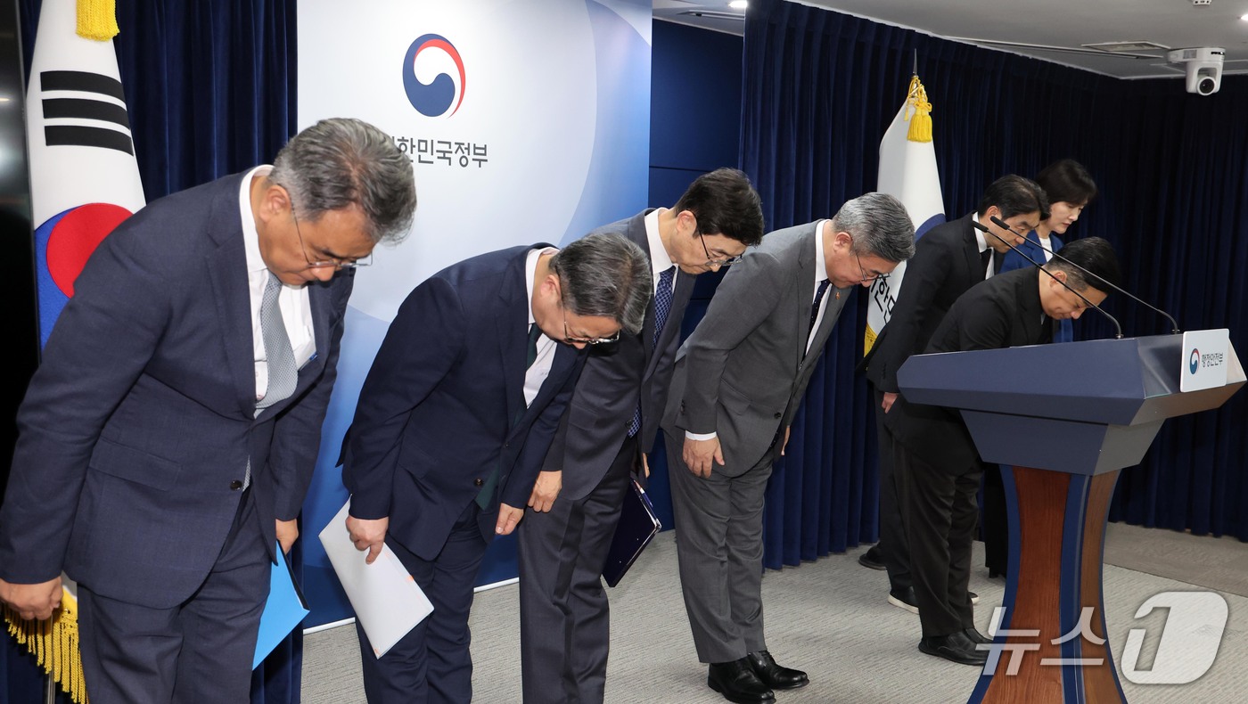 (서울=뉴스1) 이종덕 기자 = 윤호중 행정안전부장관이 13일 서울 종로구 정부서울청사에서 '2차 중앙행정기관 이전 계획' 브리핑을 마친 후 인사하고 있다. 정부는 세종 중심 국정 …