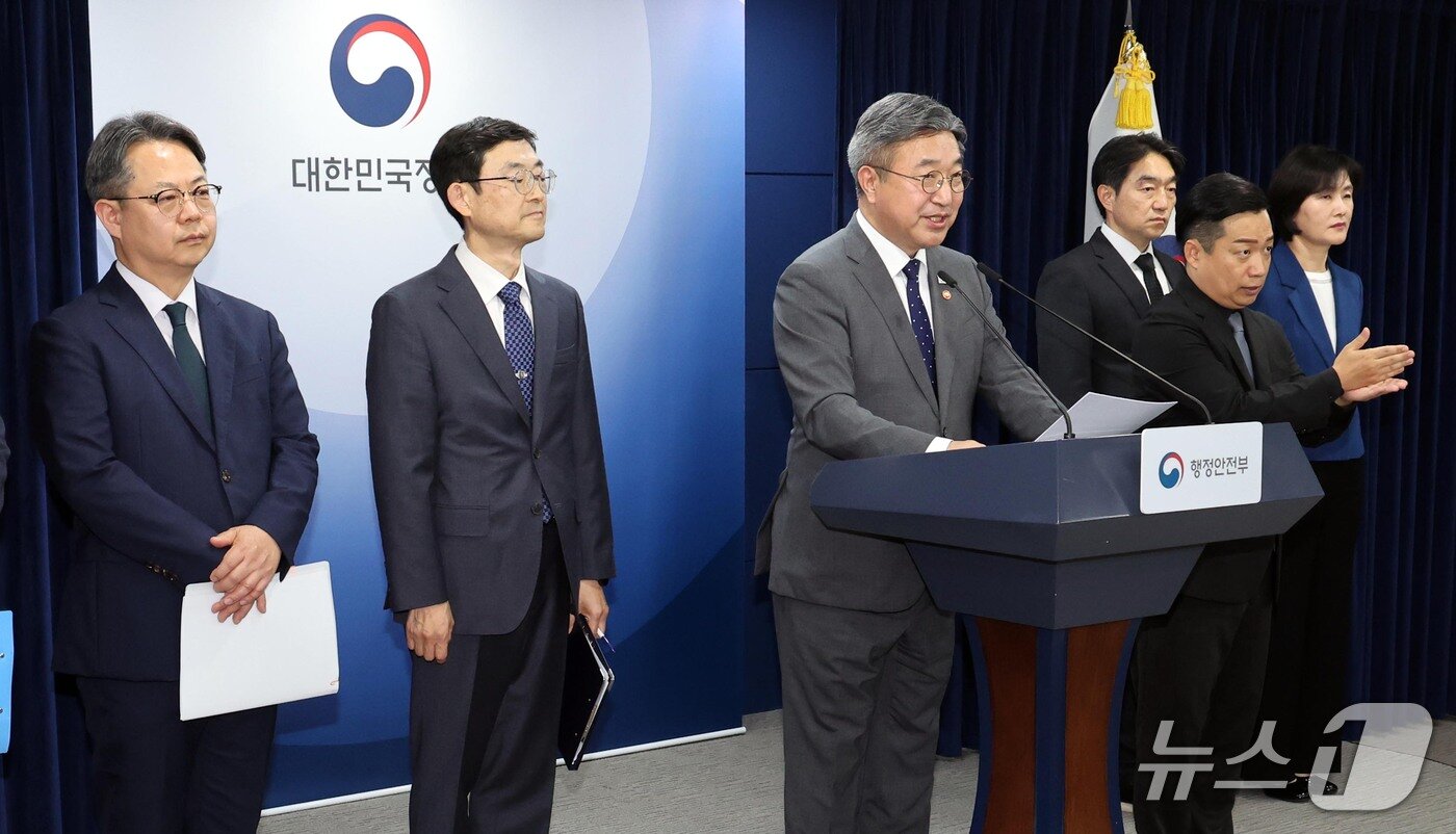 본문 이미지 - 윤호중 행정안전부장관이 13일 서울 종로구 정부서울청사에서 '2차 중앙행정기관 이전 계획' 브리핑을 하고 있다.  2026.10.13/뉴스1