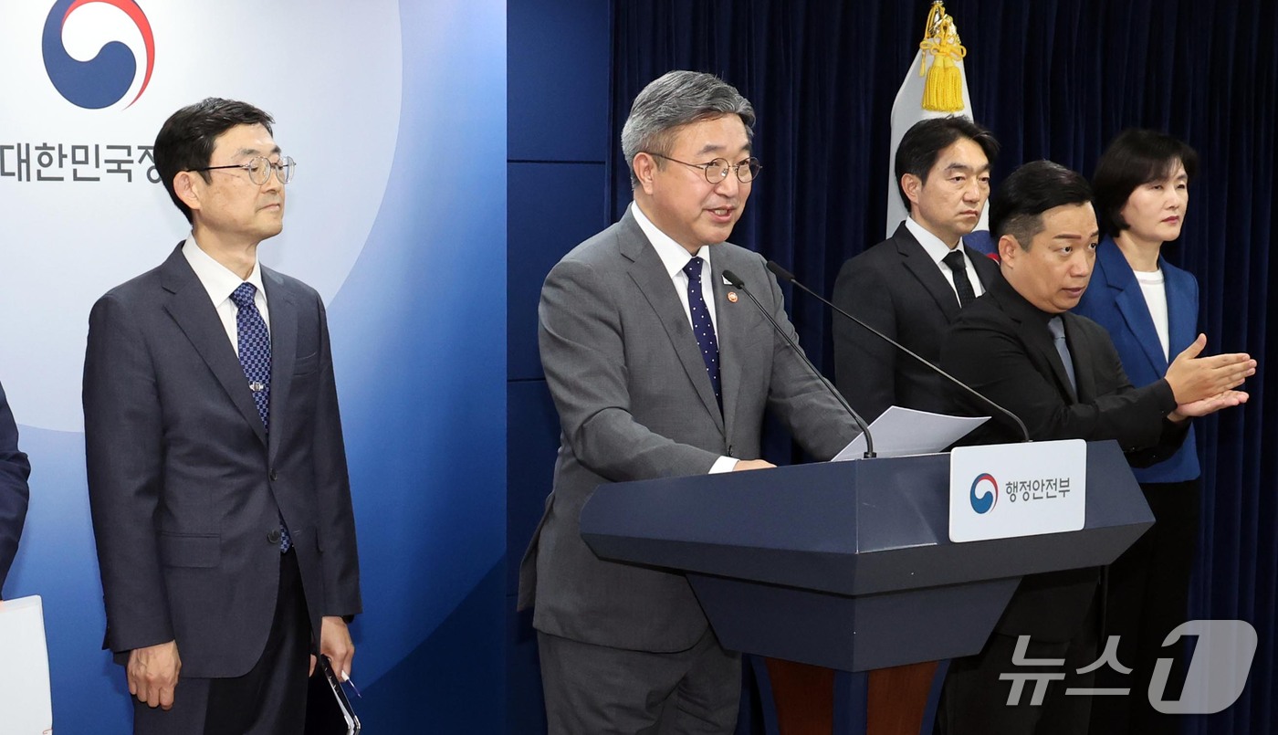 (서울=뉴스1) 이종덕 기자 = 윤호중 행정안전부장관이 13일 서울 종로구 정부서울청사에서 '2차 중앙행정기관 이전 계획' 브리핑을 하고 있다. 정부는 세종 중심 국정운영 강화를 …