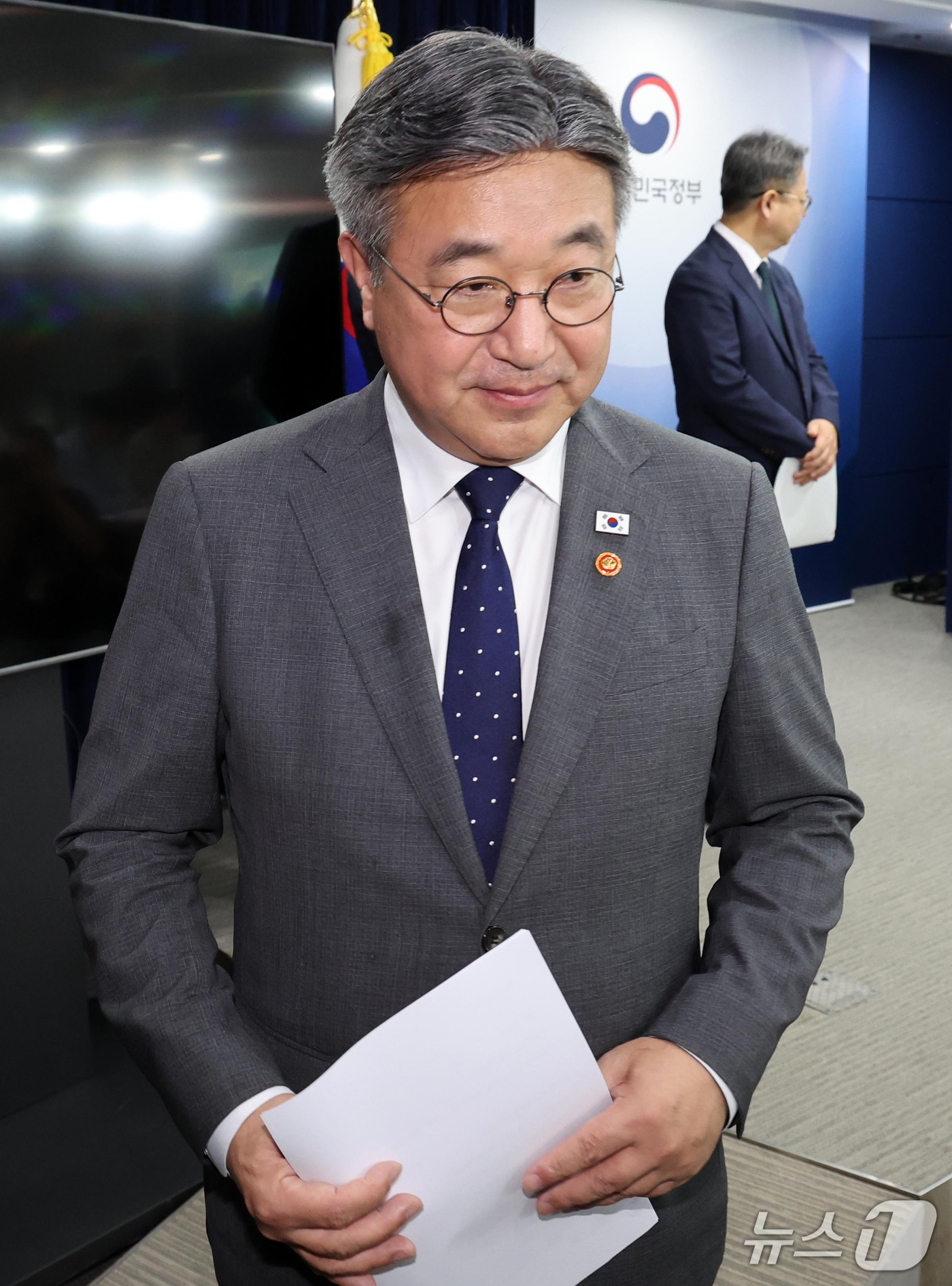 (서울=뉴스1) 이종덕 기자 = 윤호중 행정안전부장관이 13일 서울 종로구 정부서울청사에서 '2차 중앙행정기관 이전 계획' 브리핑을 마치고 이동하고 있다. 정부는 세종 중심 국정운 …