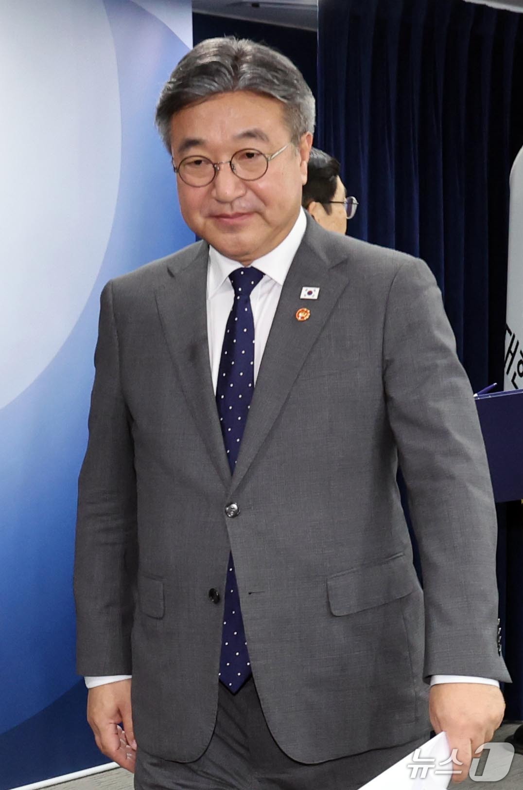 (서울=뉴스1) 이종덕 기자 = 윤호중 행정안전부장관이 13일 서울 종로구 정부서울청사에서 '2차 중앙행정기관 이전 계획' 브리핑을 마친 후 이동하고 있다. 정부는 세종 중심 국정 …