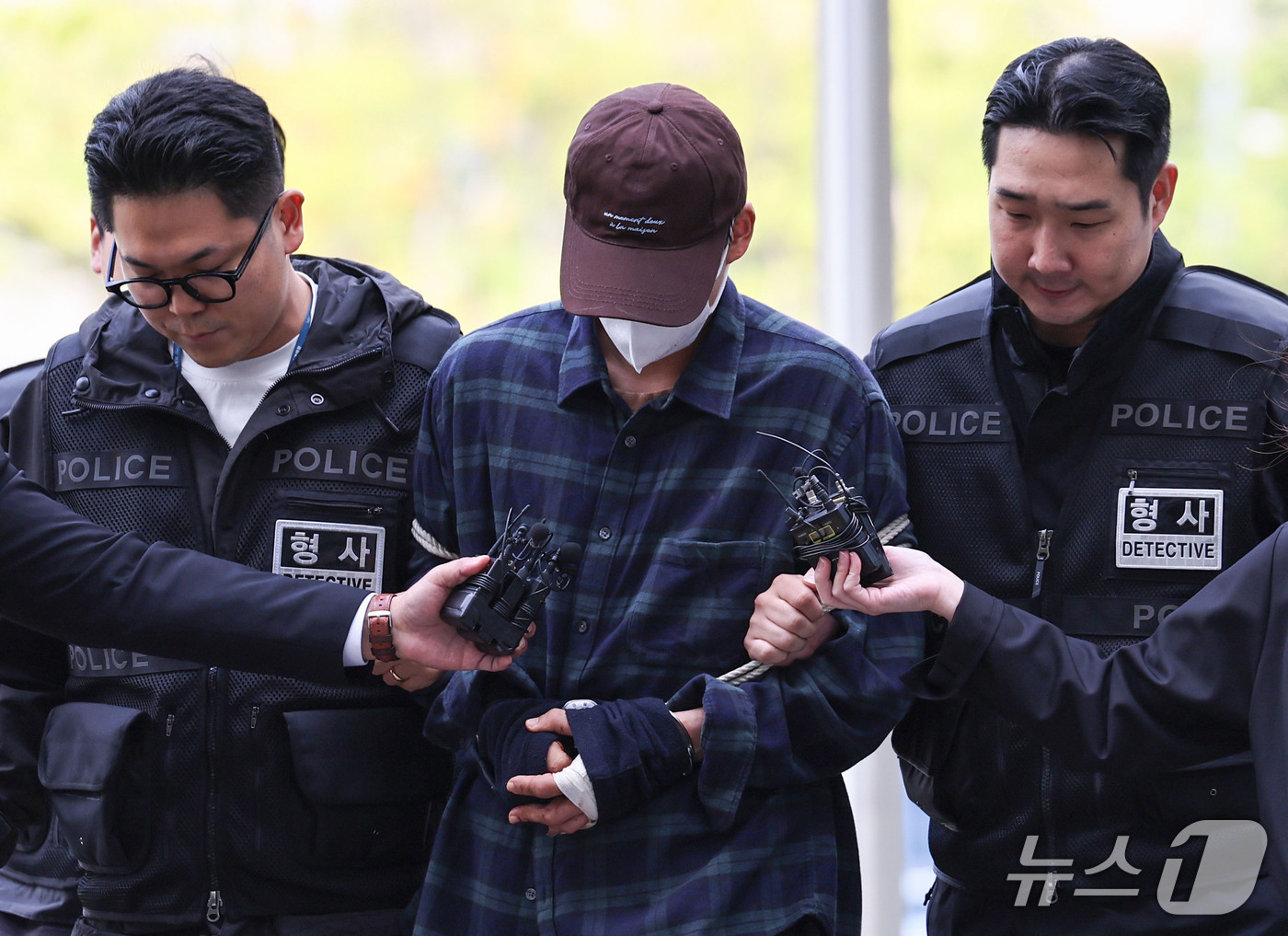(서울=뉴스1) 이종수 기자 = 장모를 살해하고 아내를 납치한 혐의를 받는 20대 남성 A씨가 13일 오후 서울동부지방법원에서 열리는 구속 전 피의자 심문(영장실질심사)에 출석하고 …