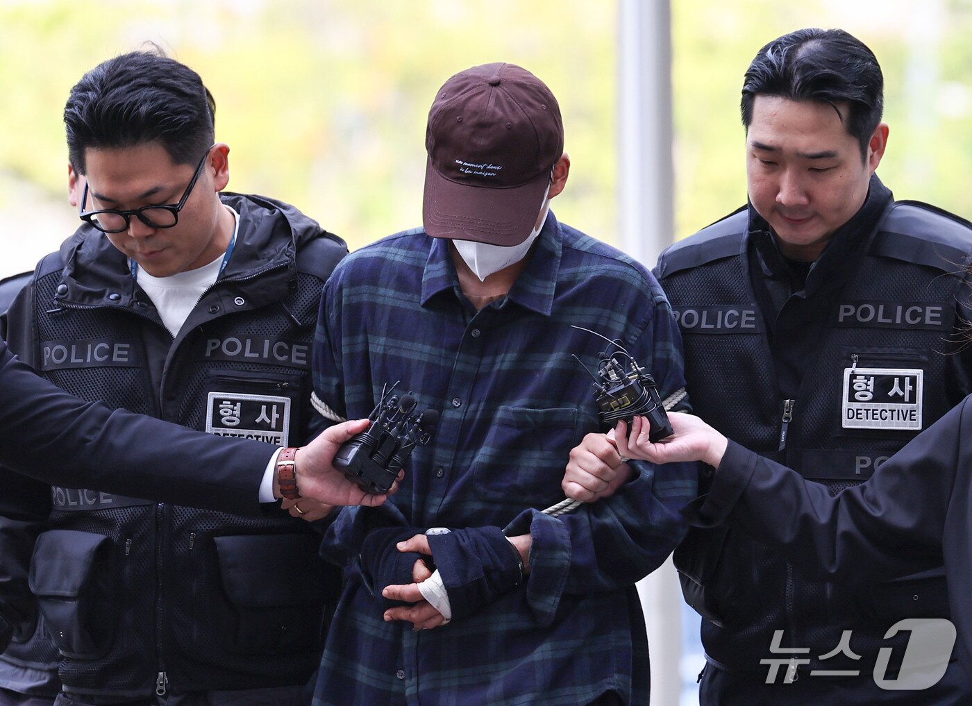 본문 이미지 - 장모를 살해하고 아내를 납치한 혐의를 받는 20대 남성 A씨가 13일 오후 서울동부지방법원에서 열리는 구속 전 피의자 심문(영장실질심사)에 출석하고 있다. 2026.10.13 ⓒ 뉴스1 이종수 기자