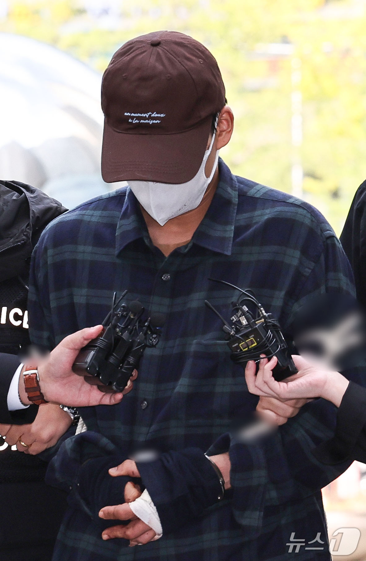 (서울=뉴스1) 이종수 기자 = 장모를 살해하고 아내를 납치한 혐의를 받는 20대 남성 A씨가 13일 오후 서울동부지방법원에서 열리는 구속 전 피의자 심문(영장실질심사)에 출석하고 …