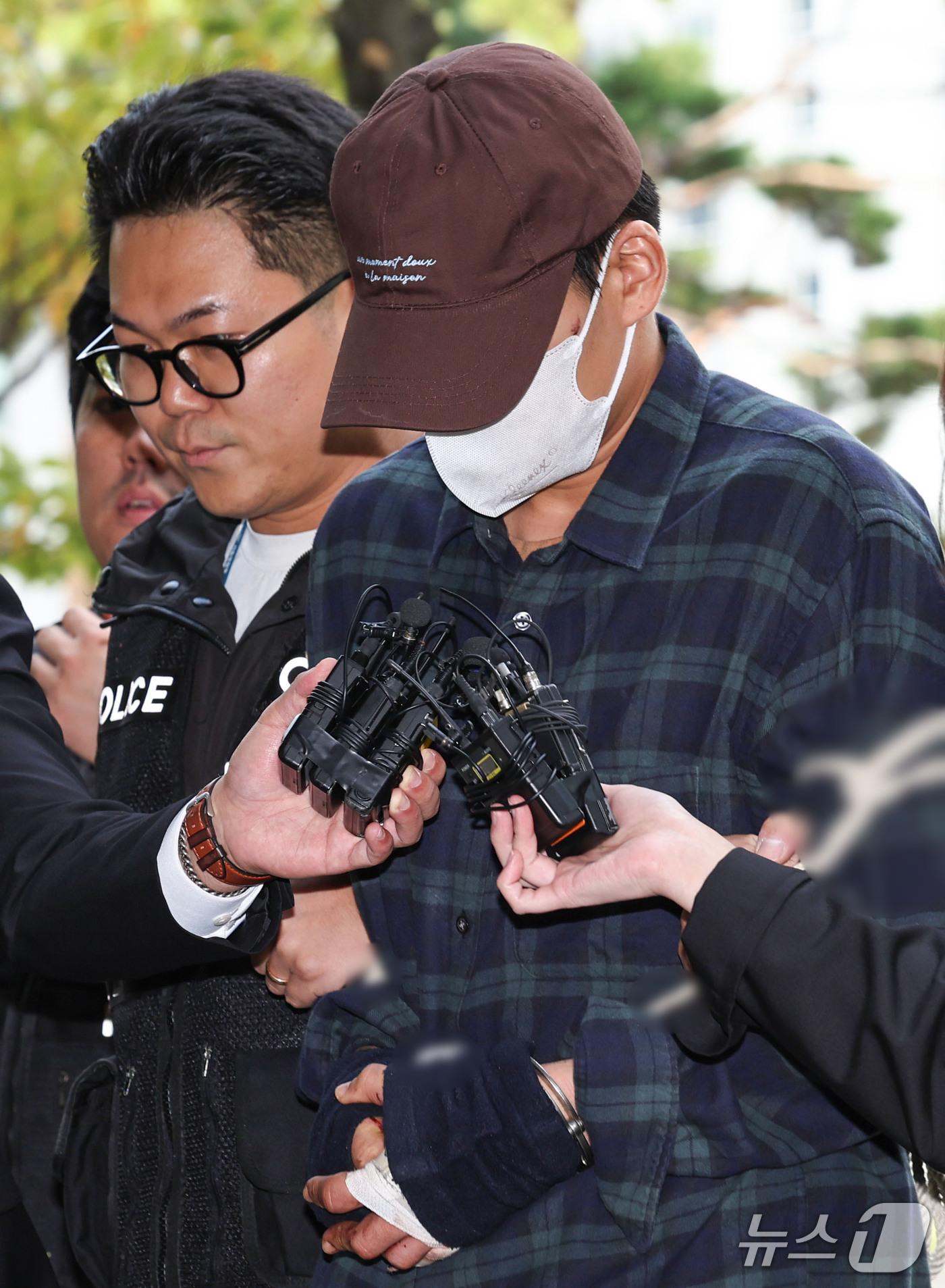 (서울=뉴스1) 이종수 기자 = 장모를 살해하고 아내를 납치한 혐의를 받는 20대 남성 A씨가 13일 오후 서울동부지방법원에서 열리는 구속 전 피의자 심문(영장실질심사)에 출석하고 …