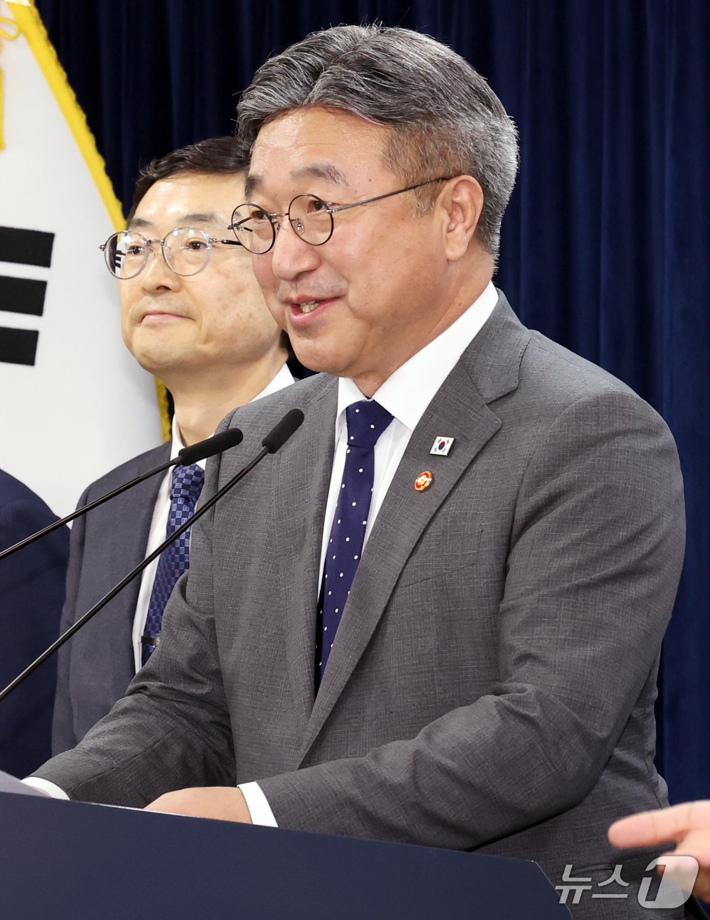 (서울=뉴스1) 이종덕 기자 = 윤호중 행정안전부장관이 13일 서울 종로구 정부서울청사에서 '2차 중앙행정기관 이전 계획' 브리핑을 하고 있다. 정부는 세종 중심 국정운영 강화를 …