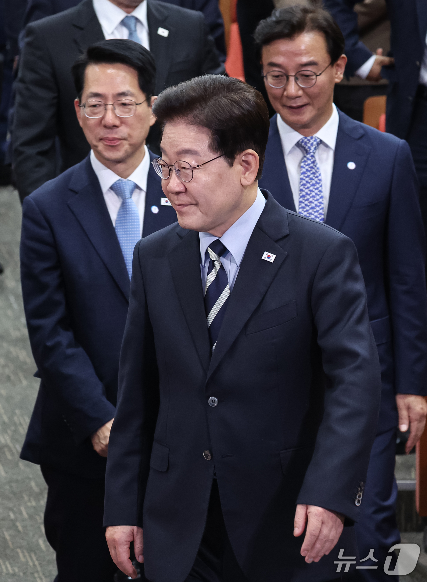 (부산=뉴스1) 허경 기자 = 이재명 대통령이 13일 부산에서 열린 북극항로 시범운항 환영식에 입장하고 있다. 2026.10.13/뉴스1