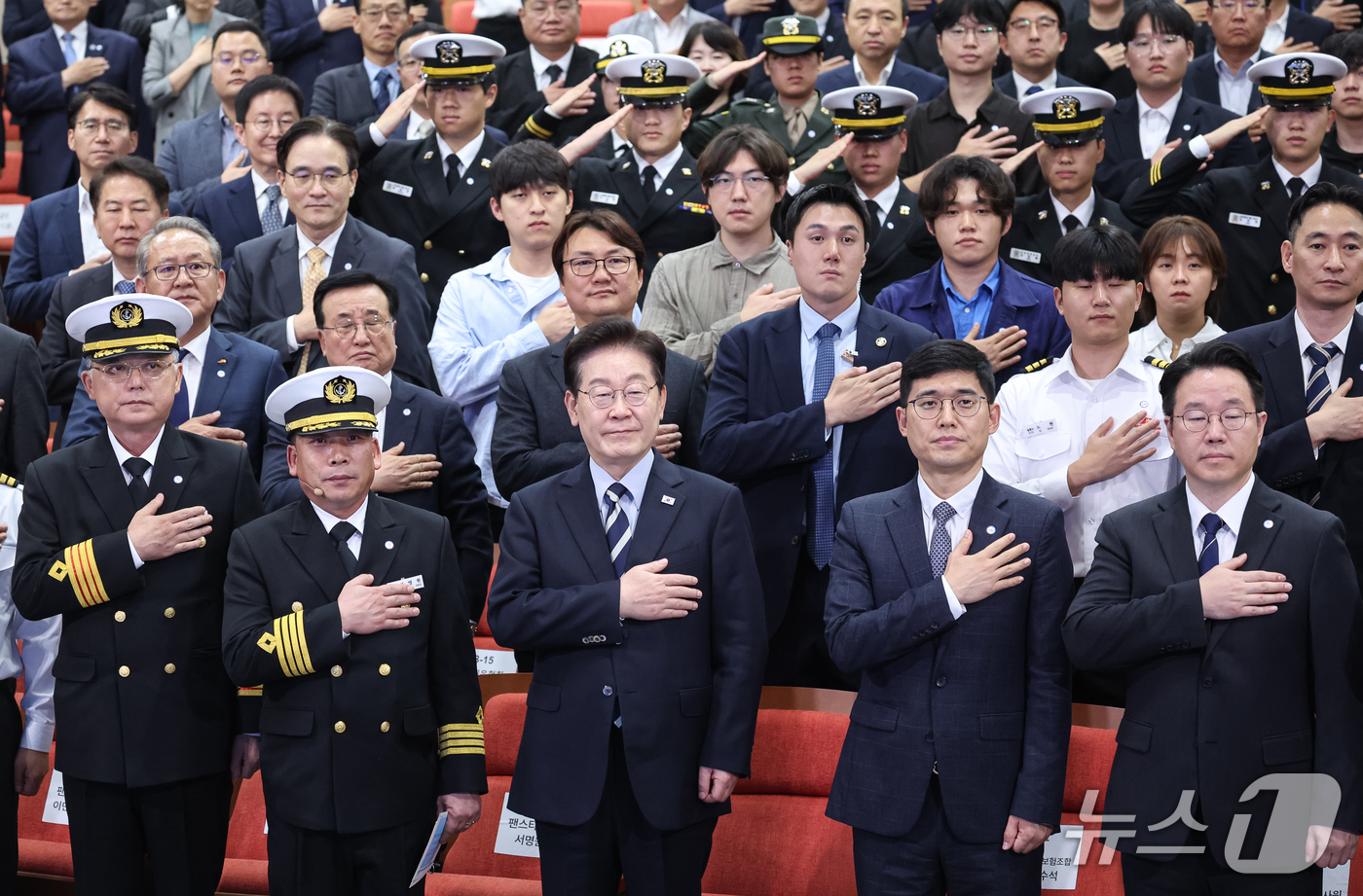 (부산=뉴스1) 허경 기자 = 이재명 대통령이 13일 부산에서 열린 북극항로 시범운항 환영식에서 국민의례를 하고 있다. 2026.10.13/뉴스1