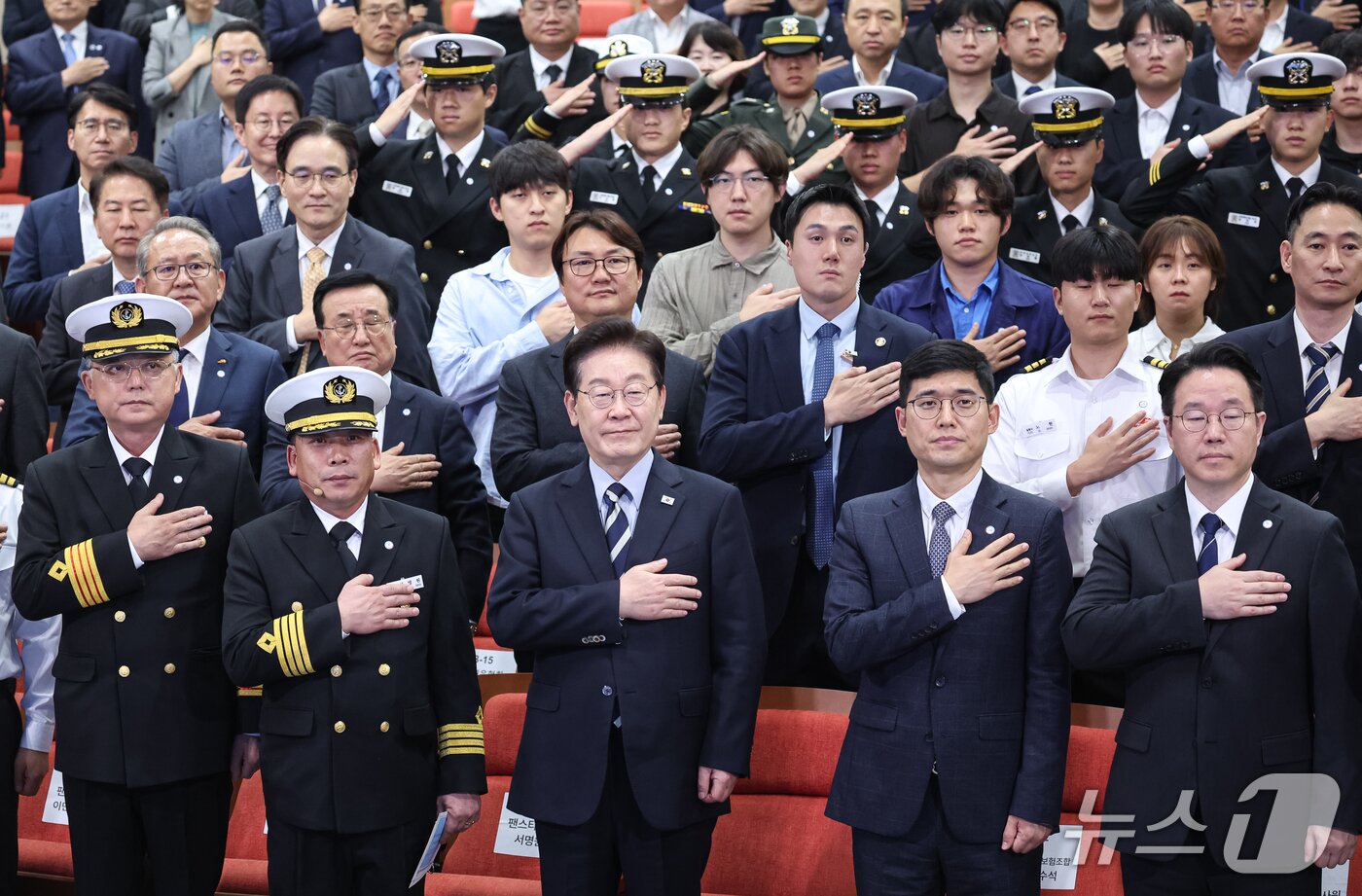 본문 이미지 - 이재명 대통령이 13일 부산에서 열린 북극항로 시범운항 환영식에서 국민의례를 하고 있다. 2026.10.13 ⓒ 뉴스1 허경 기자