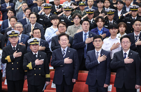 국민의례 하는 이재명 대통령