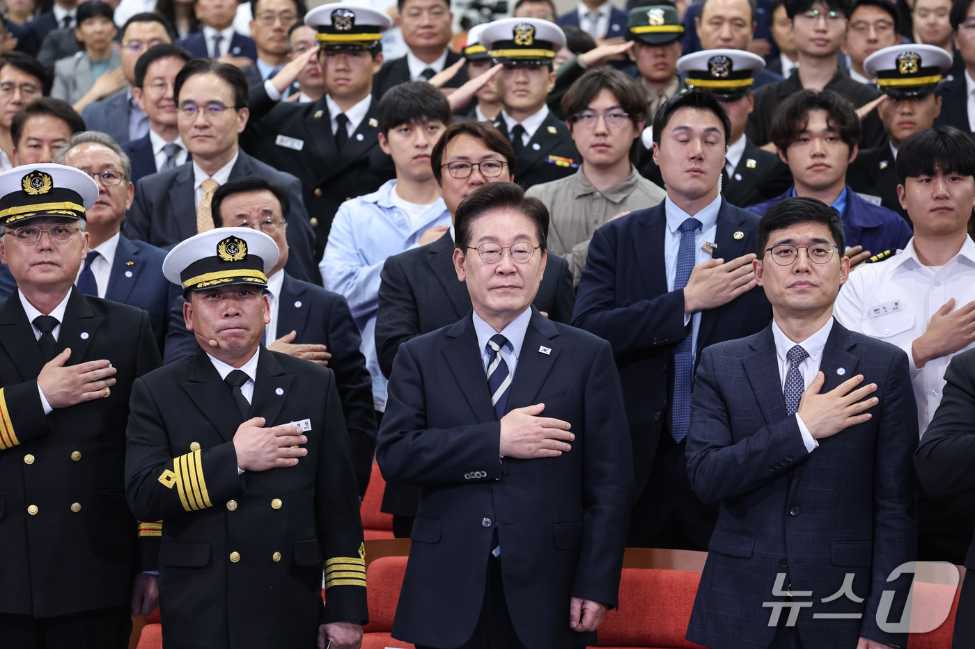 (부산=뉴스1) 허경 기자 = 이재명 대통령이 13일 부산에서 열린 북극항로 시범운항 환영식에서 국민의례를 하고 있다. 2026.10.13/뉴스1