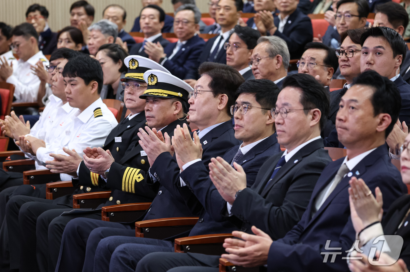 (부산=뉴스1) 허경 기자 = 이재명 대통령이 13일 부산에서 열린 북극항로 시범운항 환영식에서 박수를 치고 있다. 2026.10.13/뉴스1
