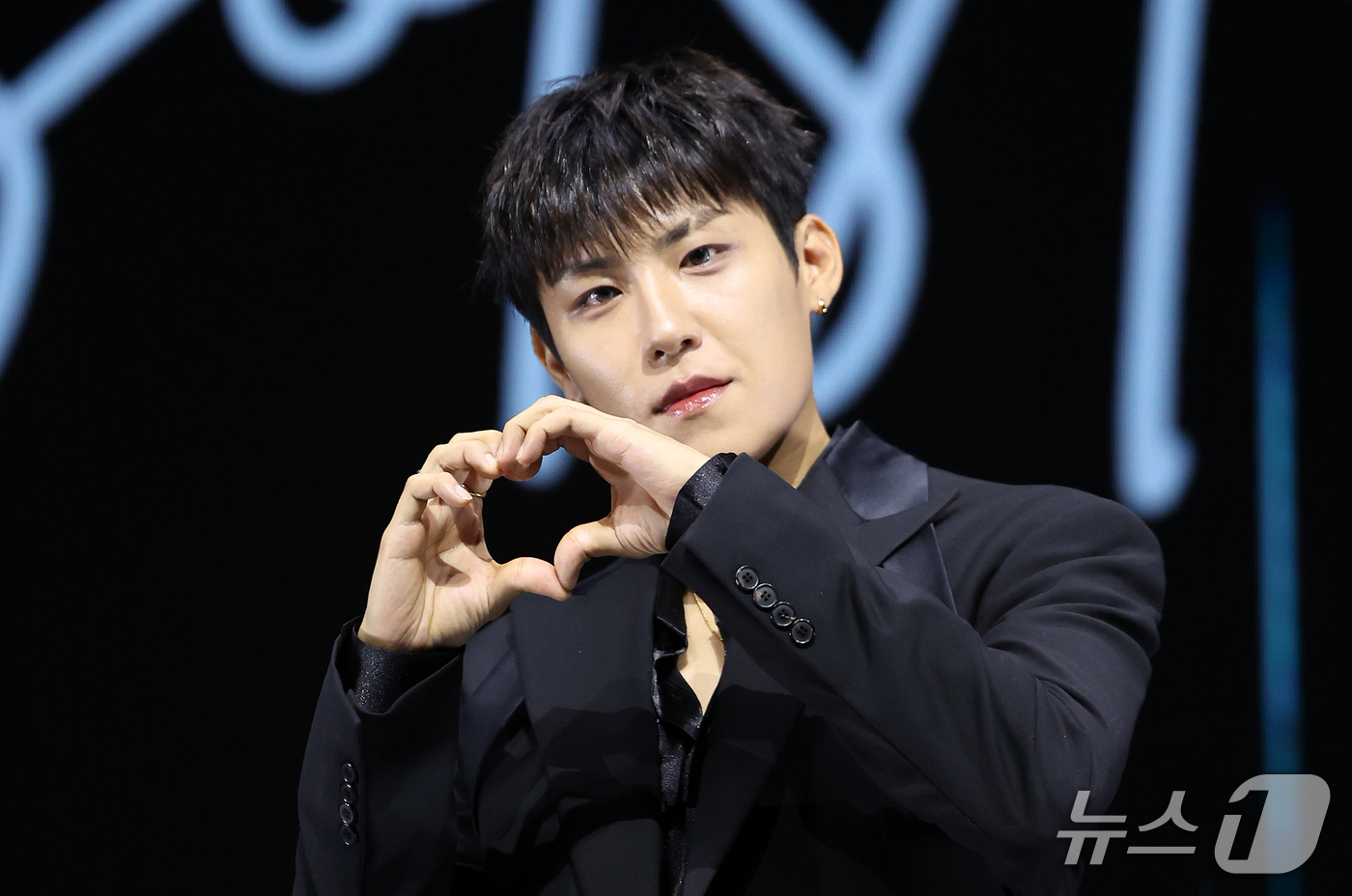 (서울=뉴스1) 김진환 기자 = 그룹 에이비식스(AB6IX) 박우진이 13일 오후 서울 중구 엑스칼라에서 열린 두 번째 미니앨범 ‘솔스티스’(SOLSTICE) 발매 기념 쇼케이스에 …