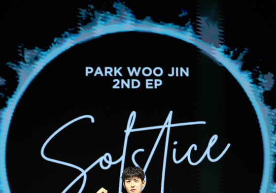 포즈 취하는 박우진