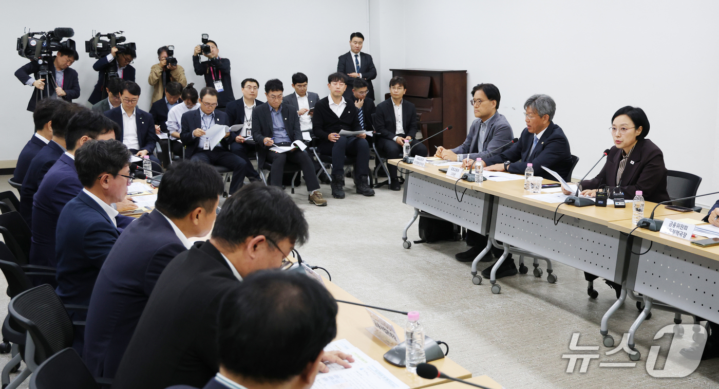 (수원=뉴스1) 김영운 기자 = 한성숙 국무총리가 13일 경기 수원시 영통구 수원청소년문화센터에서 열린 제8차 주택공급 현장 간담회에서 모두발언을 하고 있다. 2026.10.13/ …