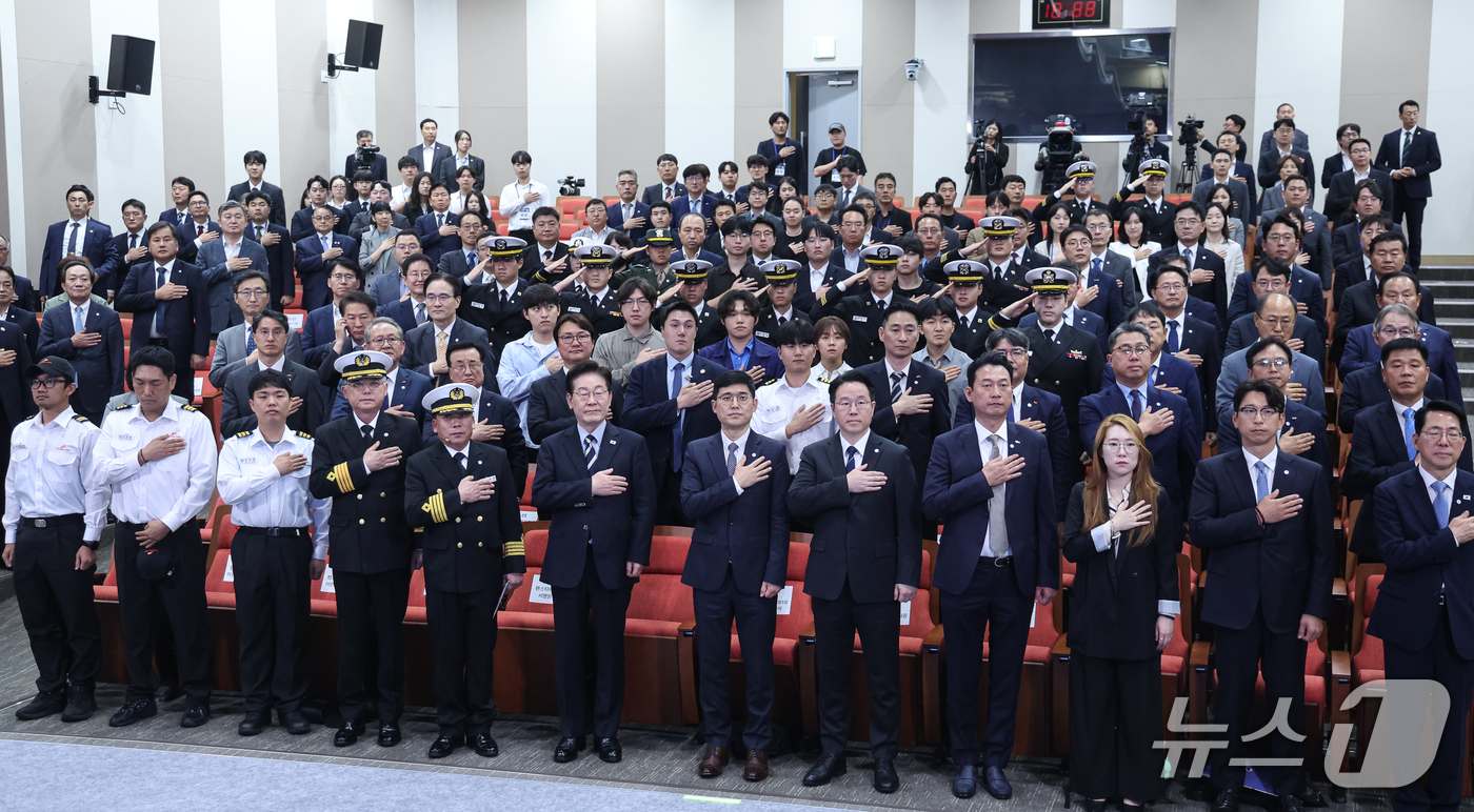 (부산=뉴스1) 허경 기자 = 이재명 대통령이 13일 부산에서 열린 북극항로 시범운항 환영식에서 국민의례를 하고 있다. 2026.10.13/뉴스1
