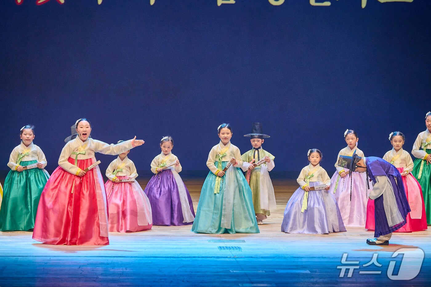 (서울=뉴스1) = 크라운해태제과는 지난 10~12일까지 서울 세종문화회관 대극장에서 '제21회 창신제' 공연이 진행됐다고 13일 밝혔다.사진은 창신제(創新祭)의 특별공연 영재한음 …