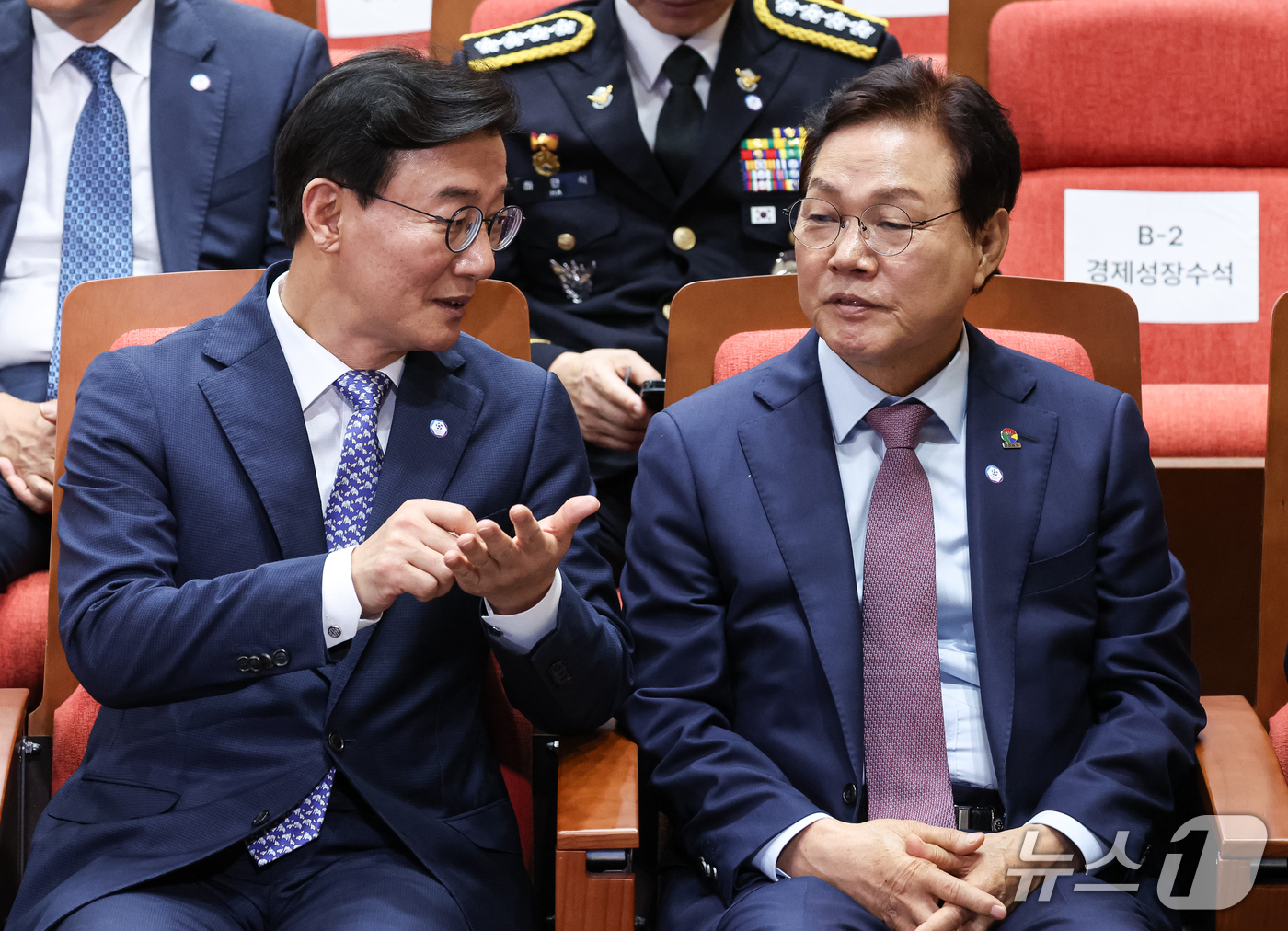 (부산=뉴스1) 허경 기자 = 전재수 부산시장과 박완수 경남지사가 13일 부산에서 열린 북극항로 시범운항 환영식에서 대화를 하고 있다. 2026.10.13/뉴스1