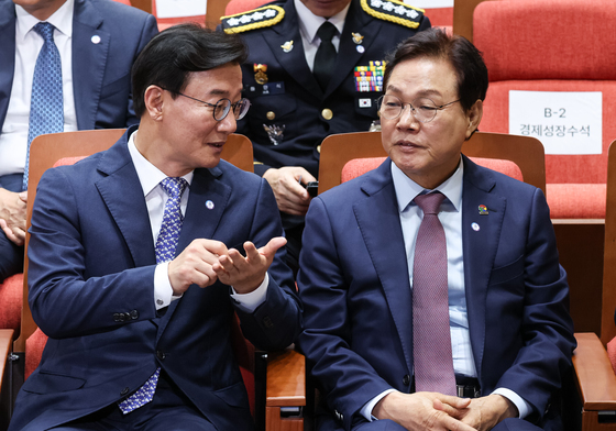 대화하는 전재수 시장·박완수 지사