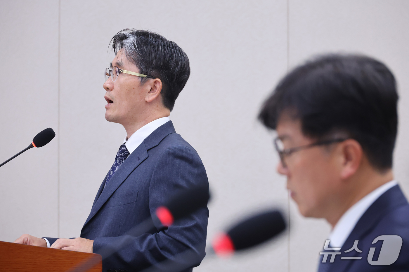 (서울=뉴스1) 신웅수 기자 = 오동운 고위공직자범죄수사처장이 13일 서울 여의도 국회에서 열린 법제사법위원회의 헌법재판소 등에 대한 국정감사에서 증인 선서를 하고 있다. 2026 …