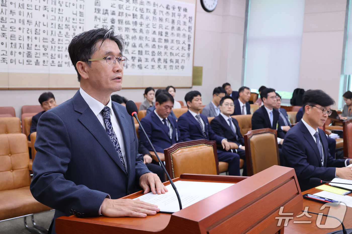 (서울=뉴스1) 신웅수 기자 = 오동운 고위공직자범죄수사처장이 13일 서울 여의도 국회에서 열린 법제사법위원회의 헌법재판소 등에 대한 국정감사에서 업무 보고를 하고 있다. 2026 …