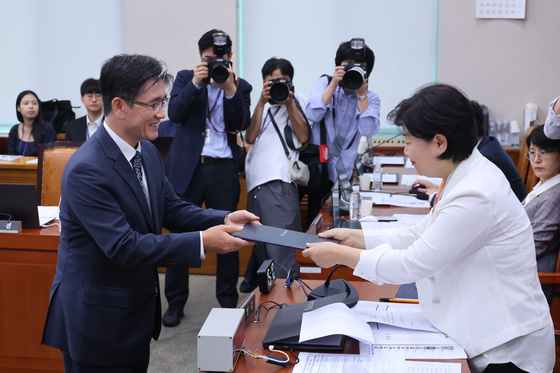 [국감] 증인 선서문 제출하는 오동운 처장