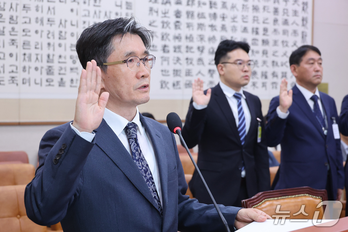 (서울=뉴스1) 신웅수 기자 = 오동운 고위공직자범죄수사처장이 13일 서울 여의도 국회에서 열린 법제사법위원회의 헌법재판소 등에 대한 국정감사에서 증인 선서를 하고 있다. 2026 …