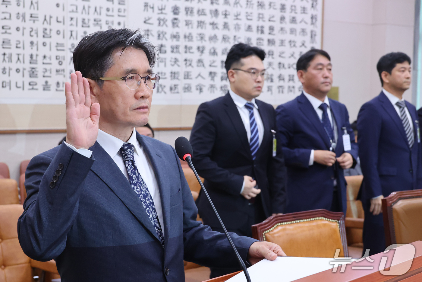 (서울=뉴스1) 신웅수 기자 = 오동운 고위공직자범죄수사처장이 13일 서울 여의도 국회에서 열린 법제사법위원회의 헌법재판소 등에 대한 국정감사에서 증인 선서를 하고 있다. 2026 …