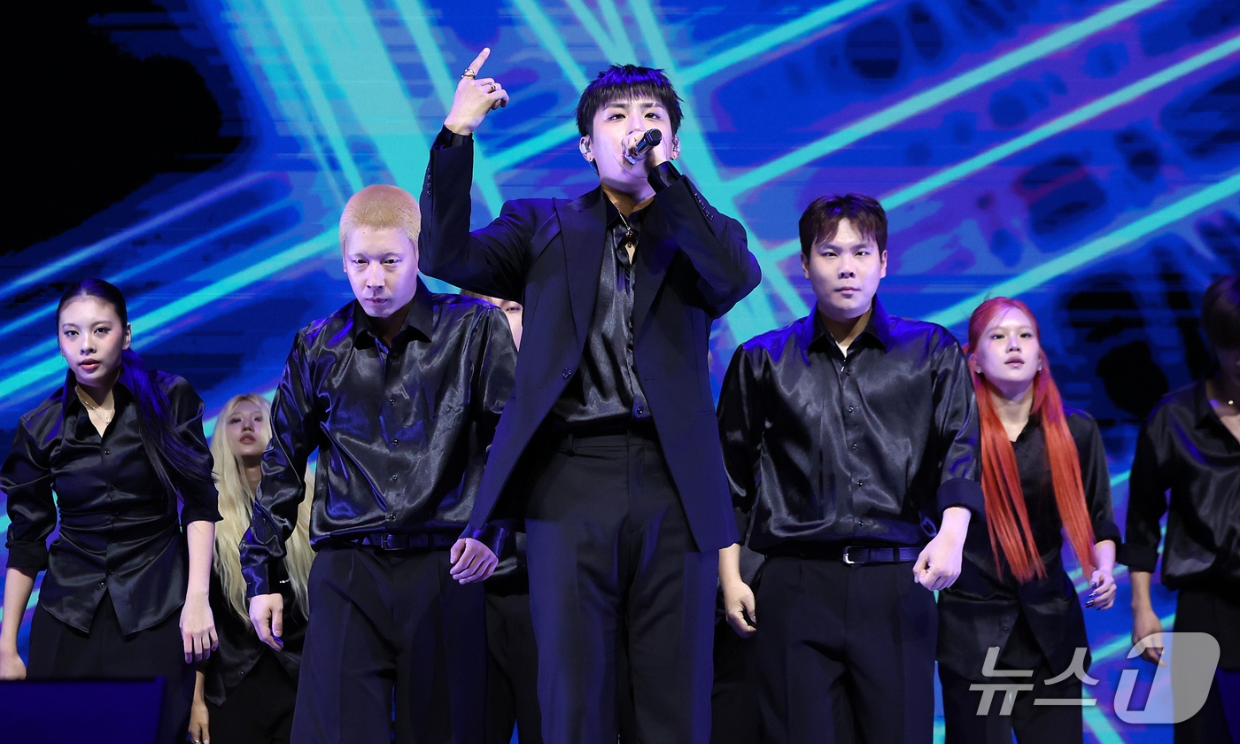 (서울=뉴스1) 김진환 기자 = 그룹 에이비식스(AB6IX) 박우진이 13일 오후 서울 중구 엑스칼라에서 열린 두 번째 미니앨범 ‘솔스티스’(SOLSTICE) 발매 기념 쇼케이스에 …