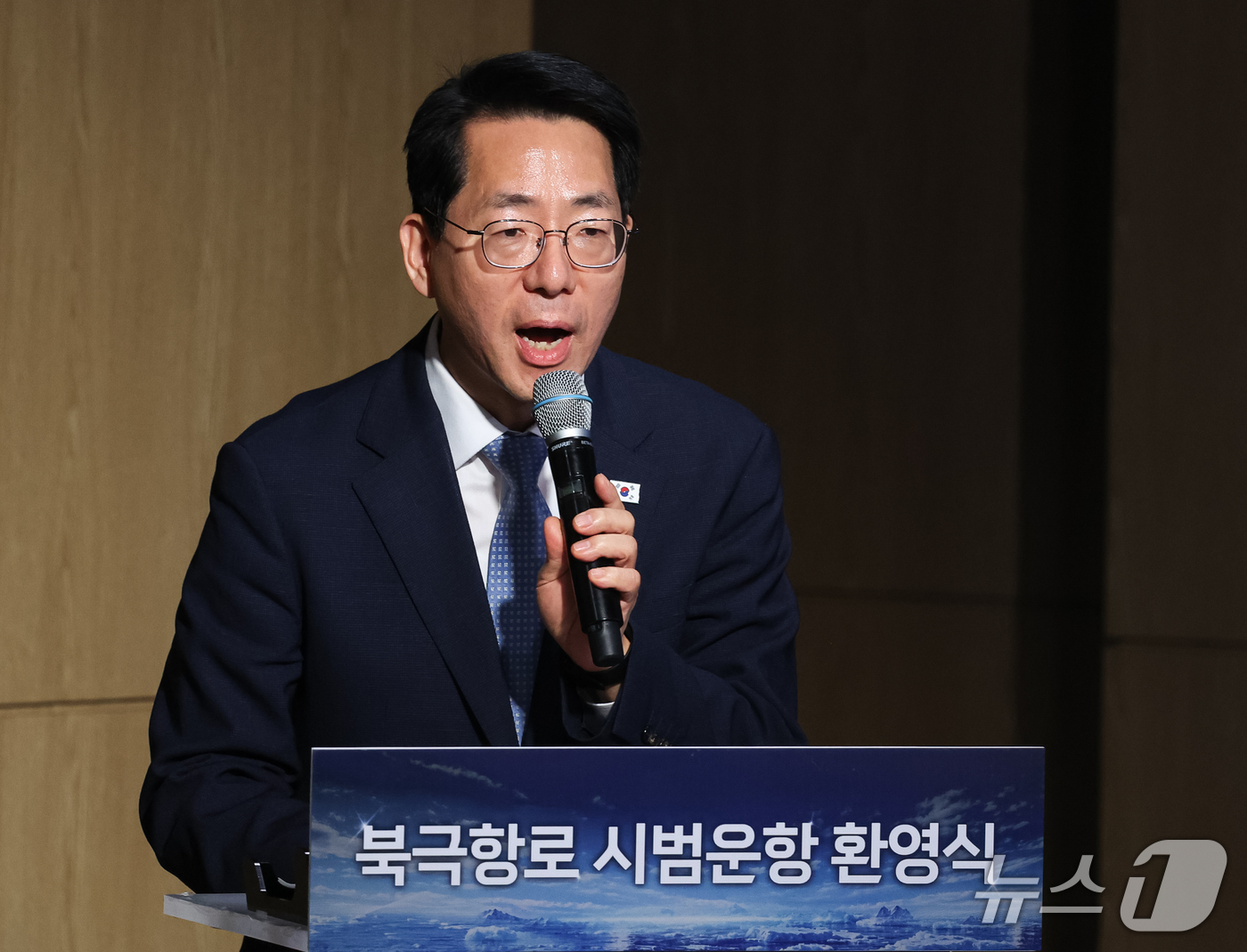 (부산=뉴스1) 허경 기자 = 황종우 해양수산부 장관이 13일 부산에서 열린 북극항로 시범운항 환영식에서 경과보고를 하고 있다. 2026.10.13/뉴스1