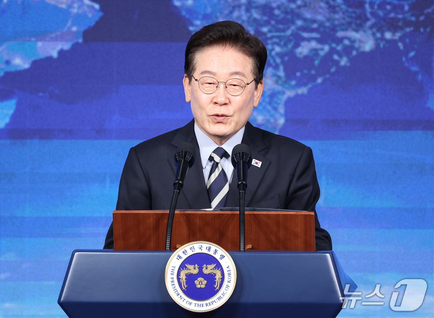 (부산=뉴스1) 허경 기자 = 이재명 대통령이 13일 부산에서 열린 북극항로 시범운항 환영식에서 발언하고 있다. 2026.10.13/뉴스1