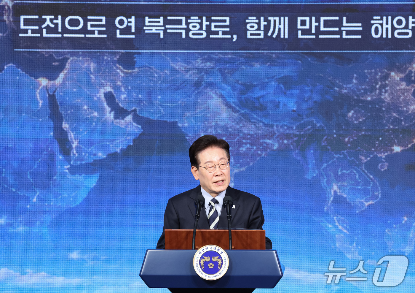 (부산=뉴스1) 허경 기자 = 이재명 대통령이 13일 부산에서 열린 북극항로 시범운항 환영식에서 발언하고 있다. 2026.10.13/뉴스1