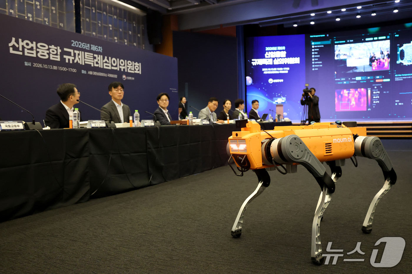 (서울=뉴스1) 이광호 기자 = 13일 오후 서울 중구 대한상공회의소에서 열린 2026년 제6차 산업융합 규제특례심의위원회에서 김정관 산업통상부 장관을 비롯한 심의위원들이 마음AI …