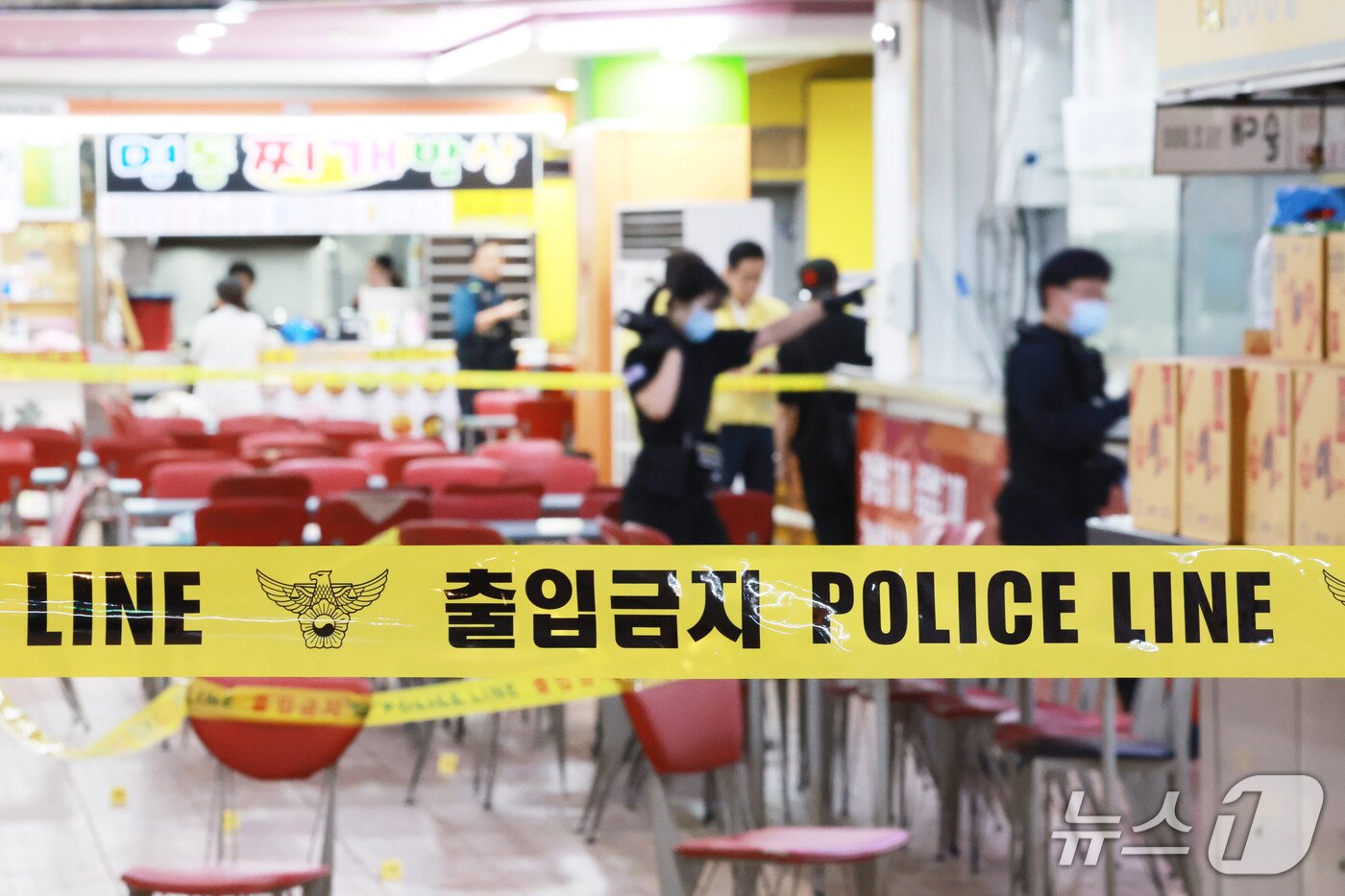 본문 이미지 - 13일 인천 남동구 홈플러스 푸드코트에서 흉기 난동 사건이 발생했다. 2026.10.13 ⓒ 뉴스1 이호윤 기자
