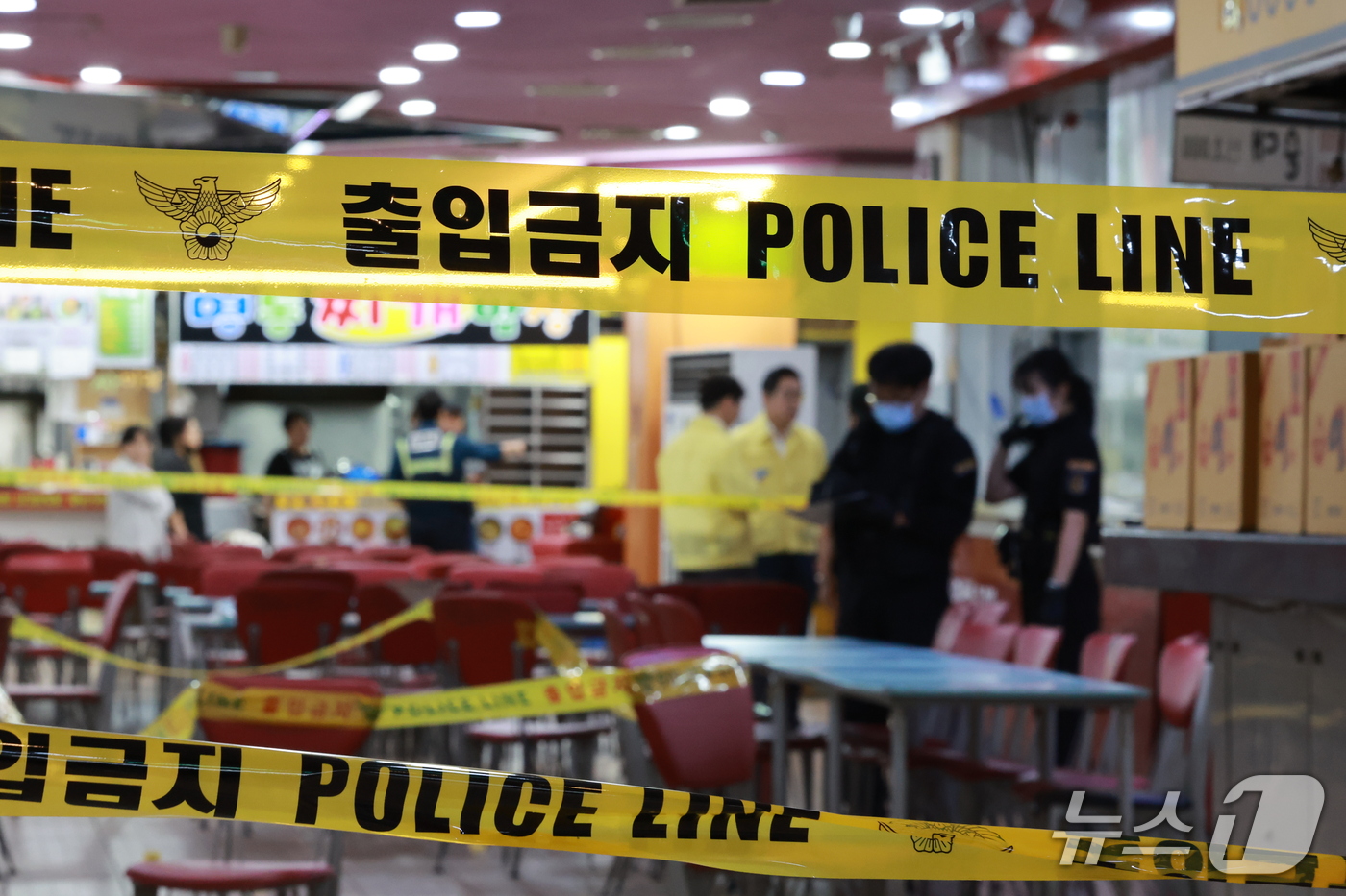 (인천=뉴스1) 이호윤 기자 = 13일 인천 남동구 홈플러스 푸드코트에서 흉기 난동 사건이 발생했다. 경찰과 소방당국에 따르면 A씨가 휘두른 흉기에 1명이 심정지 상태에 빠지는 등 …