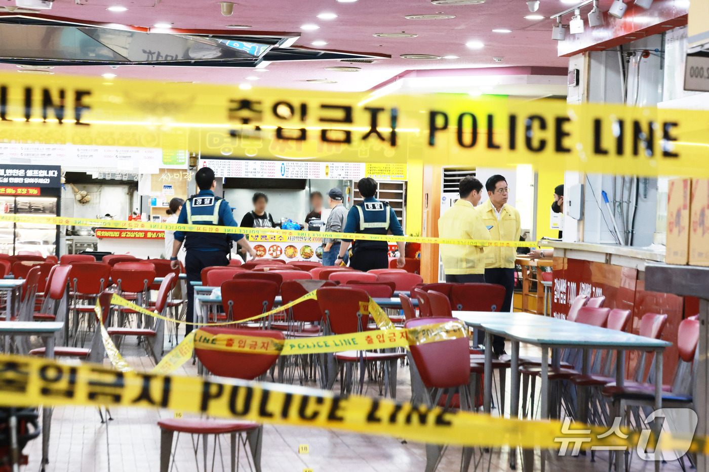 (인천=뉴스1) 이호윤 기자 = 13일 인천 남동구 홈플러스 푸드코트에서 흉기 난동 사건이 발생했다. 경찰과 소방당국에 따르면 A씨가 휘두른 흉기에 1명이 심정지 상태에 빠지는 등 …