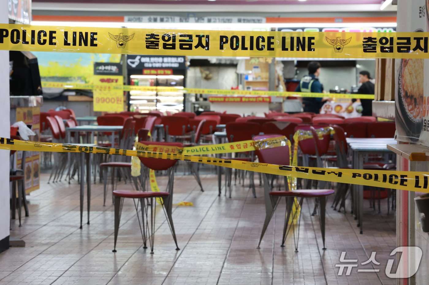 (인천=뉴스1) 이호윤 기자 = 13일 인천 남동구 홈플러스 푸드코트에서 흉기 난동 사건이 발생했다.경찰과 소방당국에 따르면 A씨가 휘두른 흉기에 1명이 심정지 상태에 빠지는 등 …