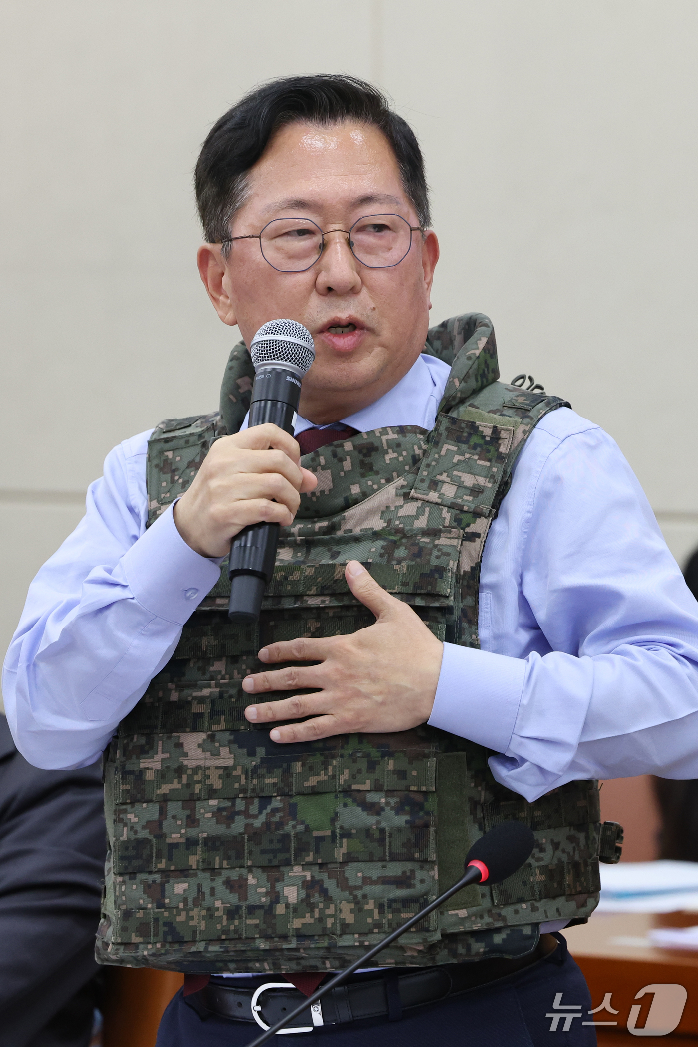 (서울=뉴스1) 황기선 기자 = 유용원 국민의힘 의원이 13일 서울 여의도 국회 국방위원회에서 열린 방위사업청 등에 대한 국정감사에서 방탄복을 입고 질의를 하고 있다.  2026. …