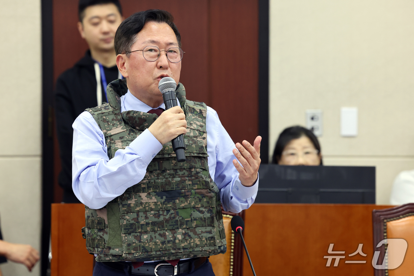 (서울=뉴스1) 황기선 기자 = 유용원 국민의힘 의원이 13일 서울 여의도 국회 국방위원회에서 열린 방위사업청 등에 대한 국정감사에서 방탄복을 입고 질의를 하고 있다.  2026. …