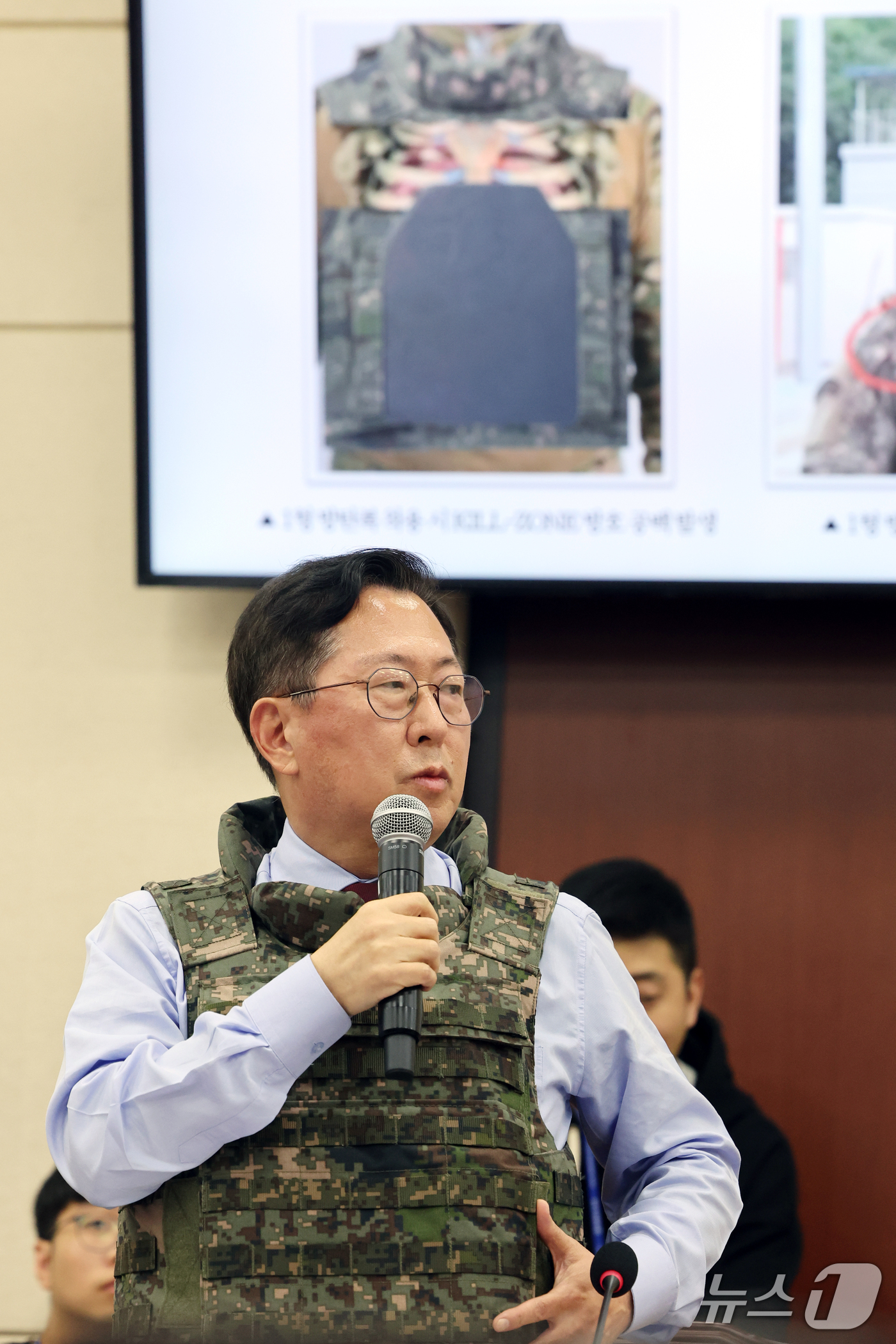 (서울=뉴스1) 황기선 기자 = 유용원 국민의힘 의원이 13일 서울 여의도 국회 국방위원회에서 열린 방위사업청 등에 대한 국정감사에서 방탄복을 입고 질의를 하고 있다.  2026. …