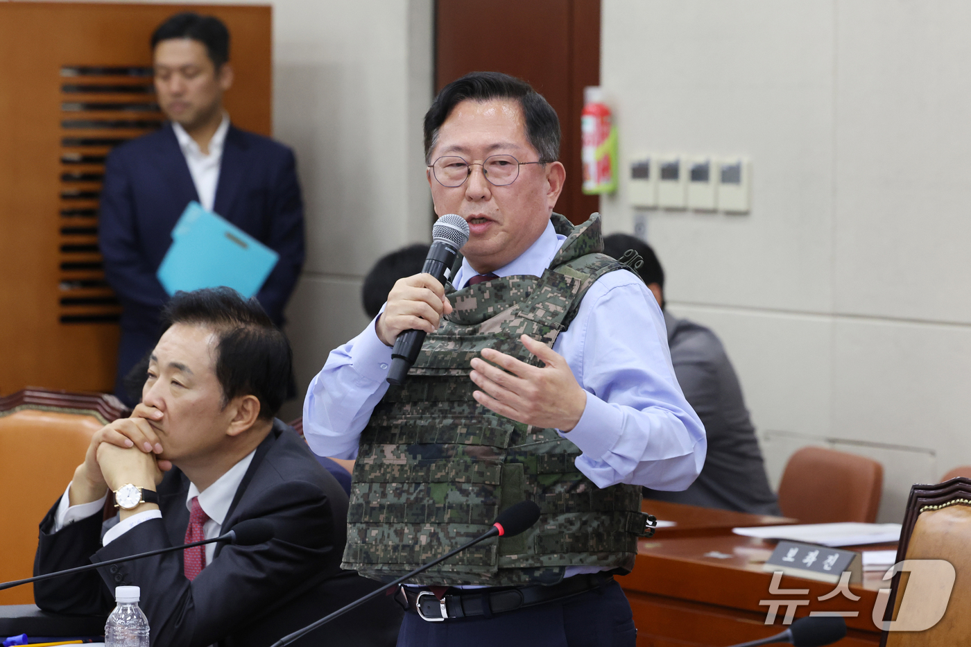 (서울=뉴스1) 황기선 기자 = 유용원 국민의힘 의원이 13일 서울 여의도 국회 국방위원회에서 열린 방위사업청 등에 대한 국정감사에서 방탄복을 입고 질의를 하고 있다.  2026. …